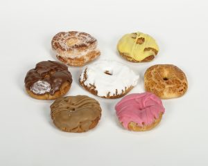 Caja de surtido de rosquillas de San Isidro recién horneadas.