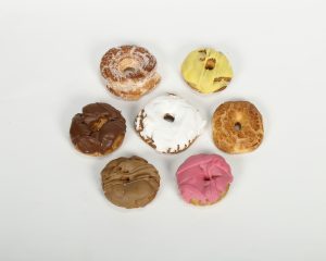 Caja de surtido de rosquillas de San Isidro recién horneadas.