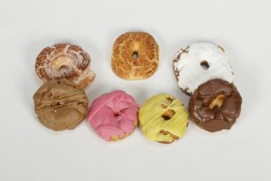 Caja de surtido de rosquillas de San Isidro recién horneadas.