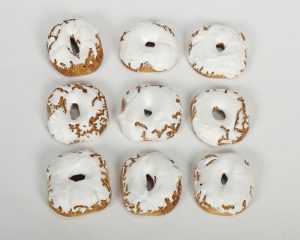 Rosquillas de Santa Clara con glaseado blanco tradicional.