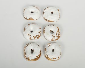 Rosquillas de Santa Clara con glaseado blanco tradicional.