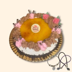 Tarta San Marcos con nata, trufa y yema tostada.