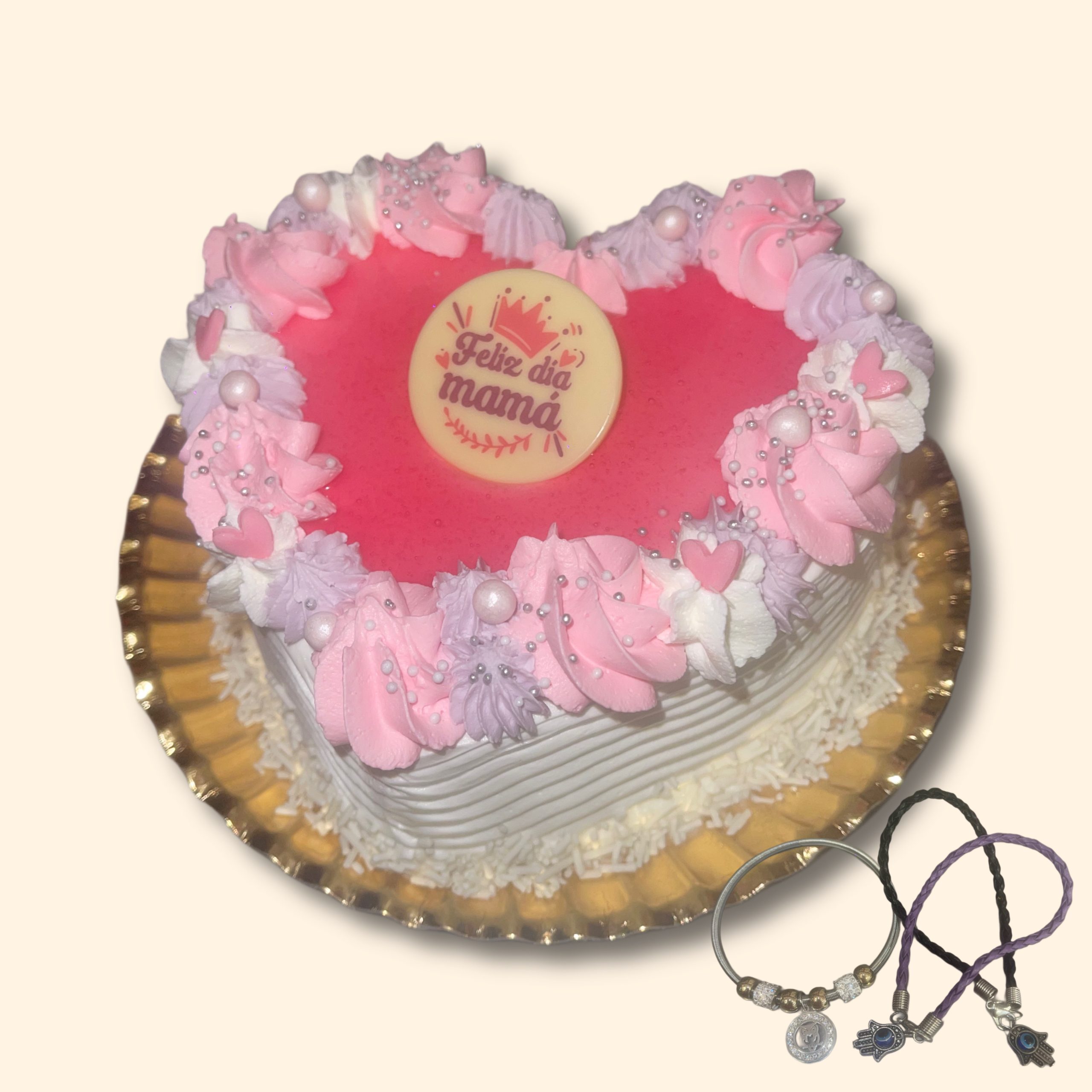 Tarta corazón del Día de la Madre con relleno de fresa y chocolate.