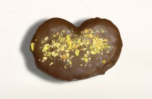 Palmerita bañada en chocolate negro y pistachos, un toque exclusivo Dubái.