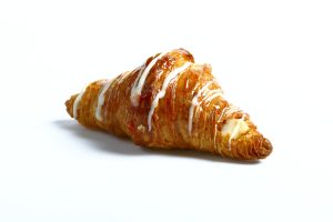 Mini croissant relleno de crema Lotus Biscoff con masa hojaldrada dorada.