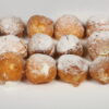 Caja de 12 buñuelos de viento surtidos rellenos de nata, crema, chocolate y otros sabores artesanos.