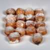 Caja de 18 buñuelos de viento surtidos rellenos de sabores variados, elaborados artesanalmente.