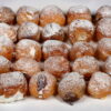 Caja grande de 24 buñuelos de viento surtidos rellenos de sabores artesanos.