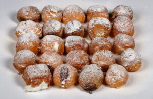 Caja grande de 24 buñuelos de viento surtidos rellenos de sabores artesanos.