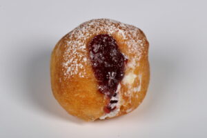 Buñuelo de viento relleno de crema tipo cheesecake.