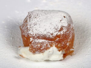 Buñuelo de viento relleno de nata montada artesanal.