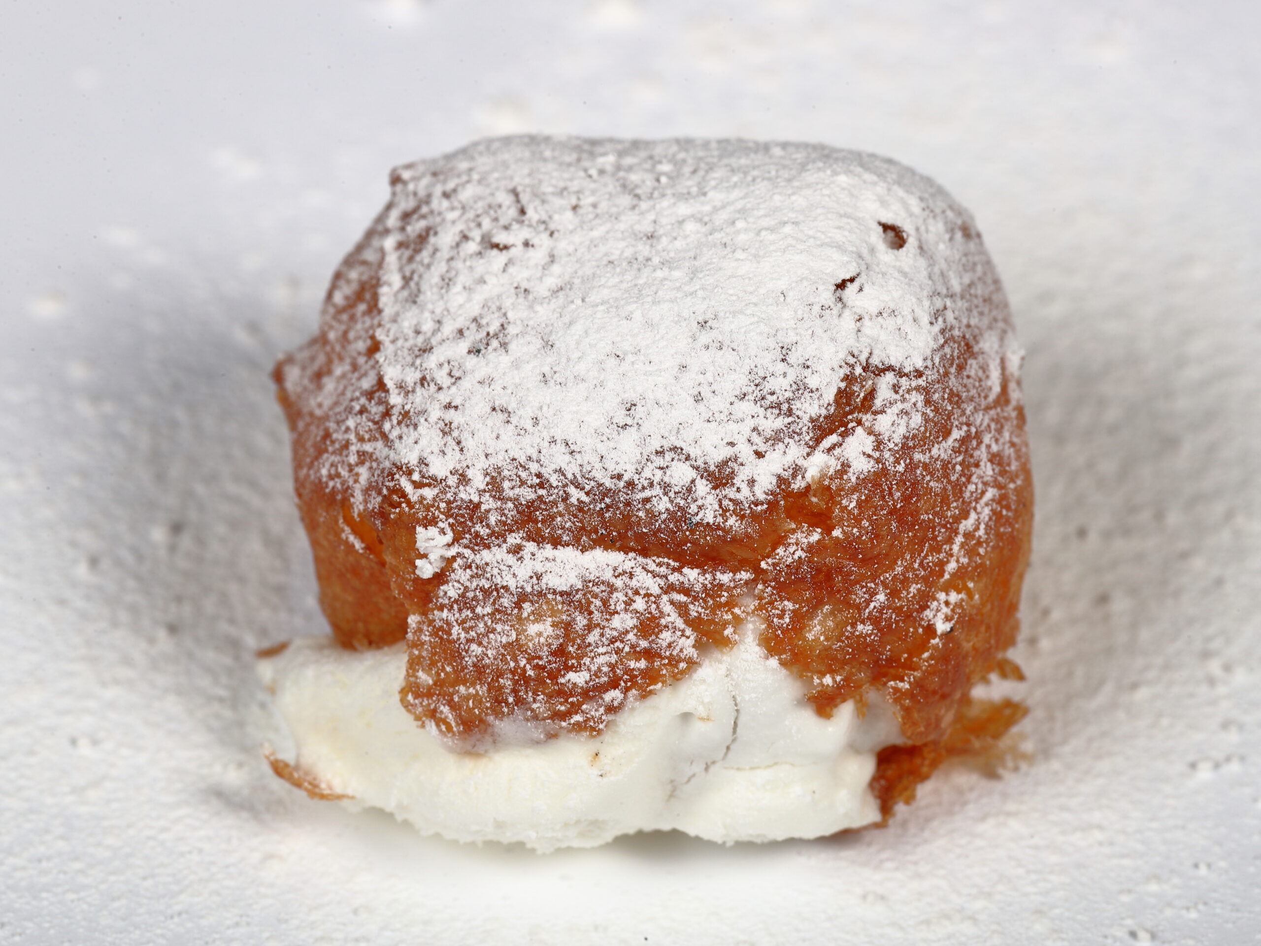 Buñuelo de viento relleno de nata montada artesanal.