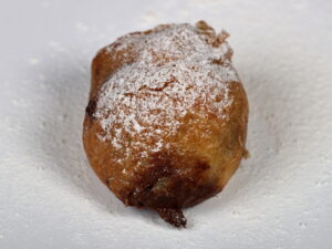 Buñuelo de viento relleno de chocolate cremoso.