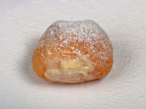 Buñuelo de viento relleno de crema pastelera artesanal.