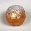 Buñuelo de viento relleno de crema de chocolate blanco.
