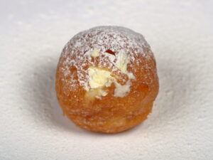 Buñuelo de viento relleno de crema de limón artesanal.