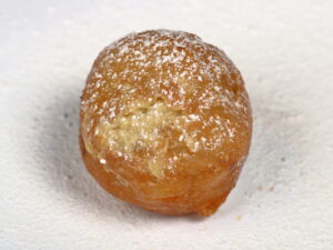 Buñuelo de viento relleno de crema tipo Kinder.