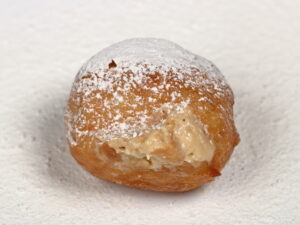 Buñuelo de viento relleno de crema de café artesanal.