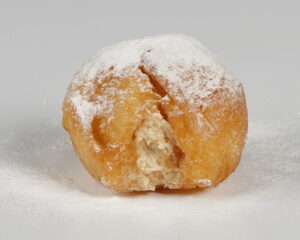 Buñuelo de viento relleno de crema de turrón artesanal.