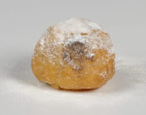 Buñuelo de viento relleno de crema tipo Oreo.