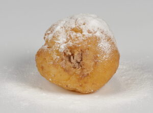 Buñuelo de viento relleno de crema tipo Ferrero.