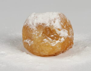 Buñuelo de viento relleno de cabello de ángel artesanal.