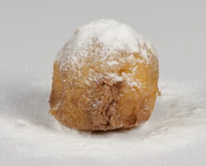 Buñuelo de viento relleno de crema de trufa artesanal.