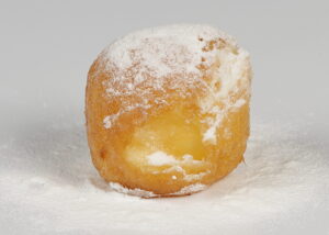 Buñuelo de viento relleno de crema de coco tipo Raffaello.