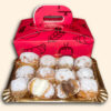 Caja de 12 buñuelos de viento surtidos rellenos de nata, crema, chocolate y otros sabores artesanos.