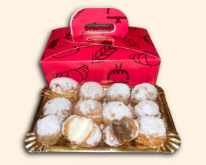 Caja de 12 buñuelos de viento surtidos rellenos de nata, crema, chocolate y otros sabores artesanos.