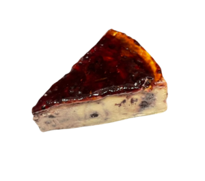 Tarta de queso con mermelada de frutas rojas.