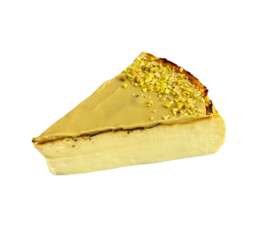 Porción de tarta de queso con pistacho de textura cremosa y aspecto apetecible.